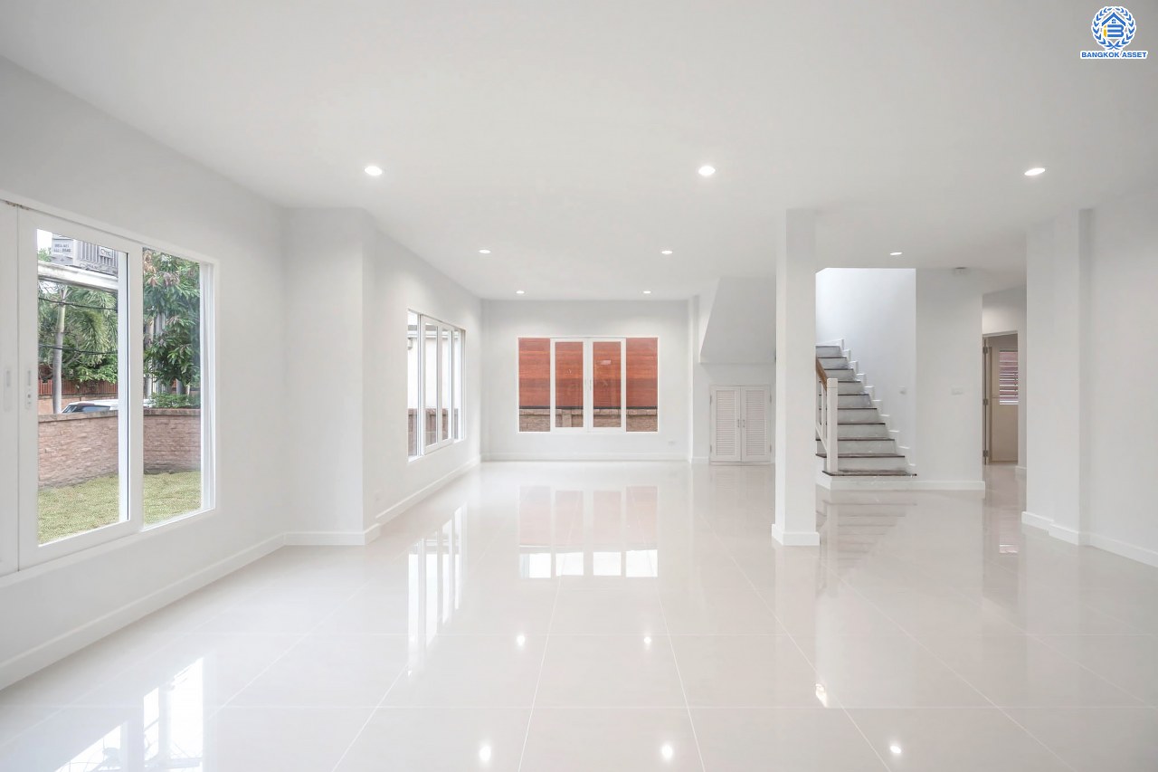 บ้านมือสองตกแต่งใหม่ แบรนด์ Q.House โครงการ คาซ่าแกรนด์ รัตนาธิเบศร์-ราชพฤกษ์ หลังมุม เนื้อที่ 87.5 ตร.ว. ฟังก์ชัน 3 ห้องนอน 4 ห้องน้ำ จอดรถได้ 2 คัน พร้อม Facilities ครบครัน บนทำเลเดินทางสะดวก ติดถนนราชพฤกษ์ ใกล้เซ็นทรัลเวสต์เกต และรถไฟฟ้าสายสีม่วง "สถานีบางรักใหญ่"